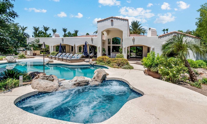 South Scottsdale Villa | ❤️️3 Min to Old Town❤️️Spectular Villa❤️️SwimBar❤️️PickleBall❤️️Golf❤️️Spa❤️️BBQ