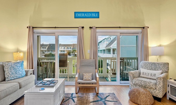 Emerald Isle Condominio | 3-min Walk to Beach! Cozy 2-Bed Condo in Emerald Isle with Heated In-Door Pool