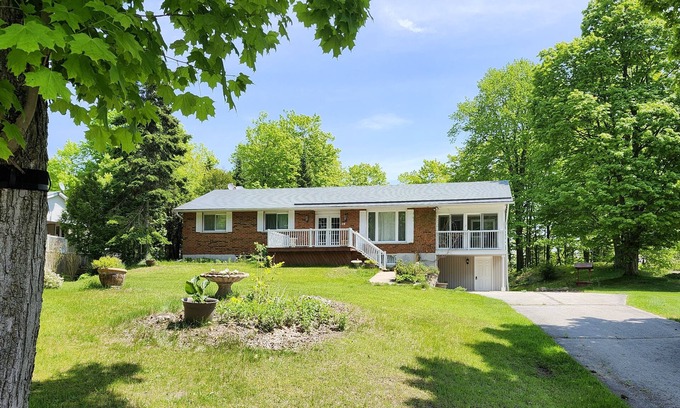 Sauble Beach Casa | 3 minute walk to 11 kms of Sauble Beach and World-Class sunsets!