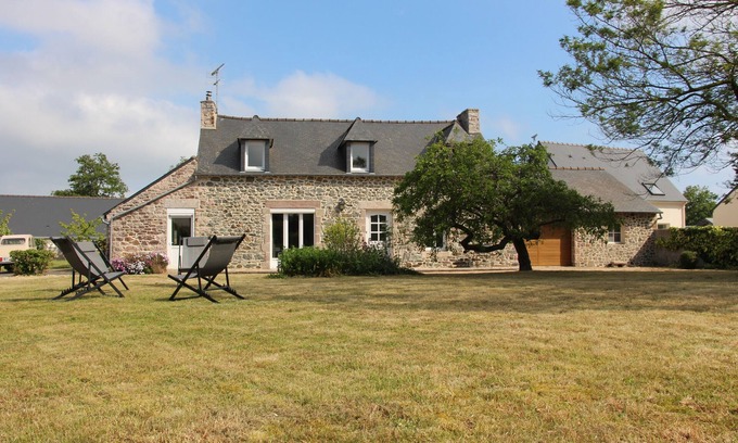 Plurien Casa | 3 minutes from the beach, spacious renovated farmhouse with large enclosed garden.