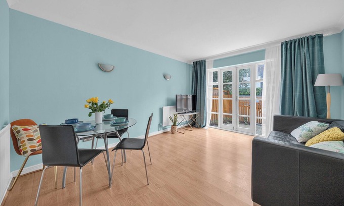Tower Hill Casa | 3 minutes walk to Tower Bridge renovated 2 Bedrooms house with parking & garden
