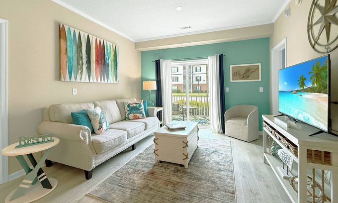Villages of Five Points Condominio | ** 3 Night Rentals Available ** Beautifully decorated FIRST FLOOR condo in Five Points!