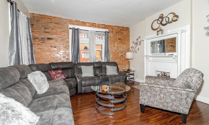 Corryville Casa | 3 or 4 Bdrm House Near Univ of Cincinnati, Zoo & Downtown