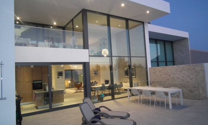 Salema Casa | Villa de diseño escandinavo Salema con fantásticas vistas al océano y la naturaleza