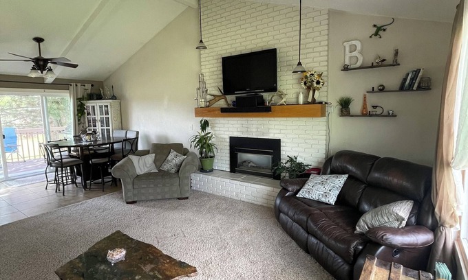 Orchard Homes Casa | 3 peaceful acres: big sky & mountain views, wildlife, farm life; minutes to town