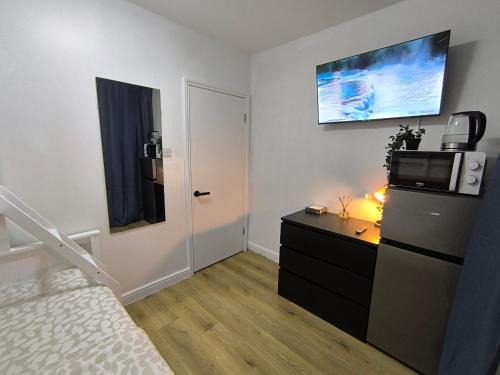 Abbey Casa | 3 Persons Room, 1min walk from South Wimbledon Station