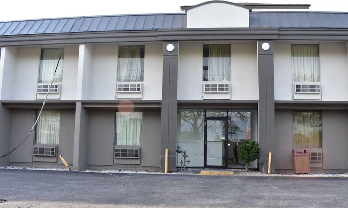 Melrose Park Casa | 3 Pet-friendly Units, Near Fashion Outlets Chicago/Cernan Earth and Space Center