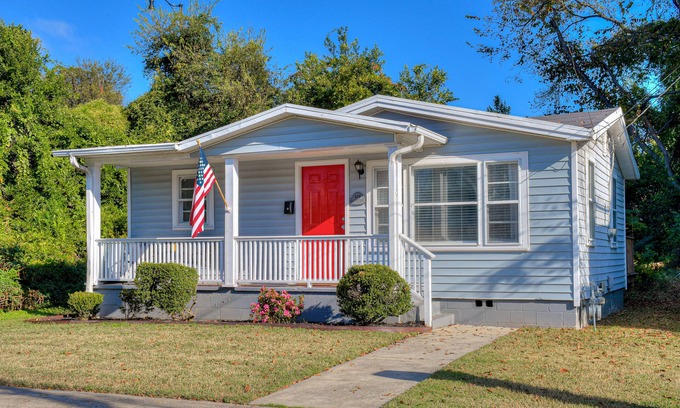 Downtown Casa | 3 Queens, 2 bedrooms, full kitchen & laundry