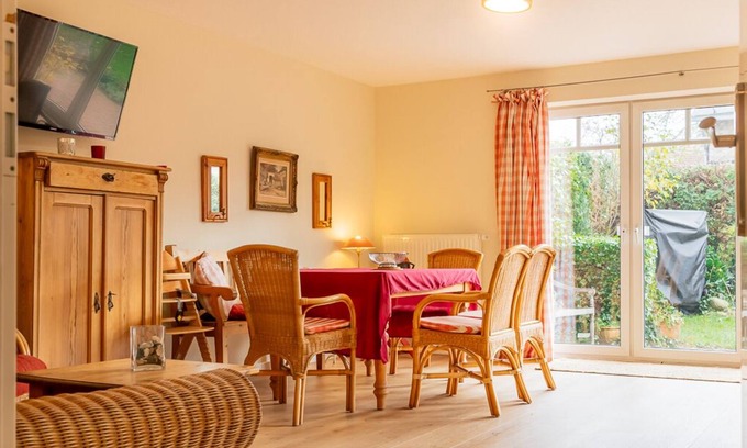 Stein Apartamento | 3- Raum-wohnung im EG. Über 80 m² für bis zu 4 Personen 2x Schlafzimmer mit Doppelbetten , Großer Wohnbereich mit Sofa und Sessel, Offene Küchenzeile mit Esseplatz, Badezimmer mit Dusche und WC, Möblierte Terrasse mit Elektrogril