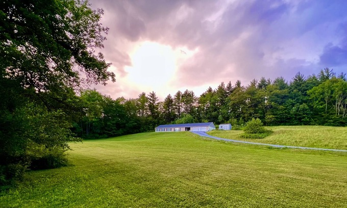 Bennington Casa | 3 room 2 bay garage ranch house