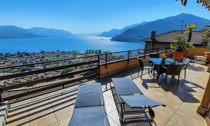 Maccagno Apartamento | 3 ambientes con gran balcón soleado, piscina y unas vistas al lago