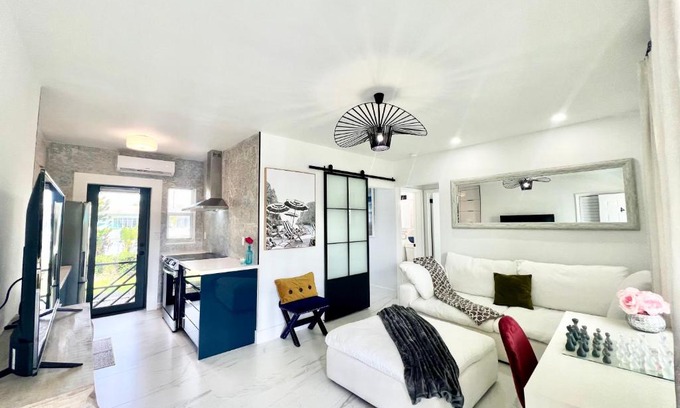 Little Haiti Apartamento | 3 SEASONS AT THE CARRINGTON 3 SEPARATE 2 Bedroom 1 Bathroom Apartments AND a 3 Bedroom 2 Bathroom Villa