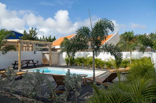 Willemstad Apartamento | 3 slaapkamer appartementen met gedeelde zwembad, tropische tuin en vlakbij Jan Thiel en Mambo beach