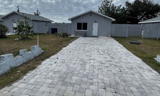 Warm Mineral Springs Cabaña | #3 Small house walking distance to Warm Mineral Spring
