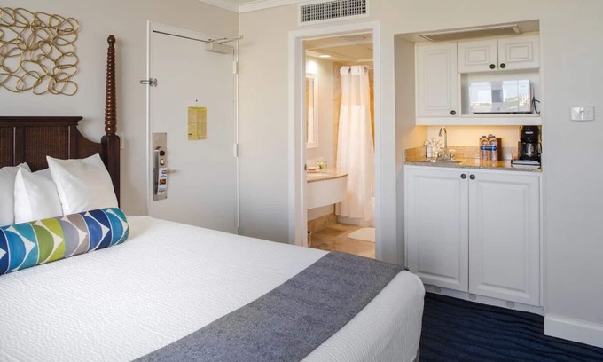 St. Pete Beach Hotel | 3 Spacious Rooms with Balcony. Retreat for Friends, Waterfront Delight, Pools!