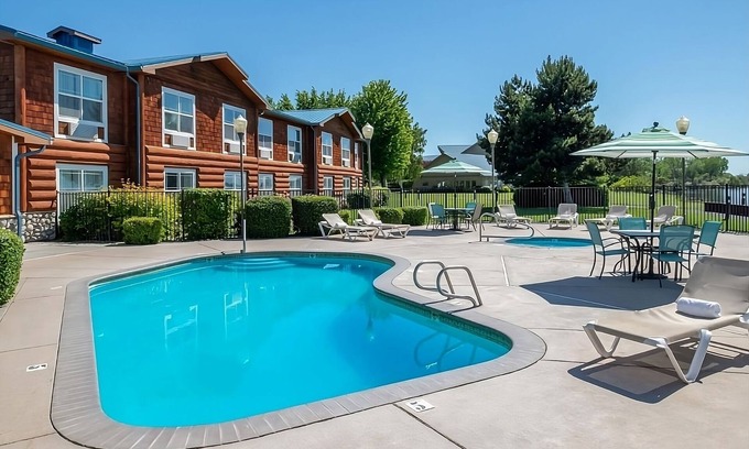 Boardman Hotel | 3 Spacious Rooms w/ King and Queen Beds, Fantastic Views of Columbia River