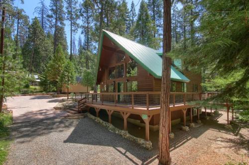 North Wawona Casa | 3 Springs Hideout - Family cabin with hot tub in Yosemite