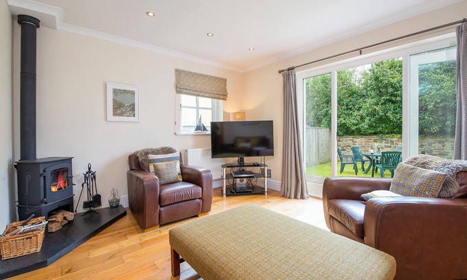 St Davids Cabaña | 3 Stable Yard, Holiday Cottage St Davids, Sleeps 6, 3 bedrooms, bathrooms