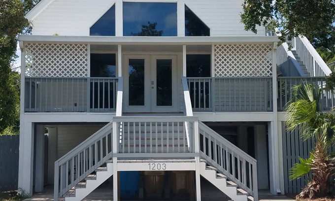 Savannah Beach Casa | 3 pisos 4br / rec / game rm 3ba + shw house 5 cuadras de la playa duerme 14 cómodamente