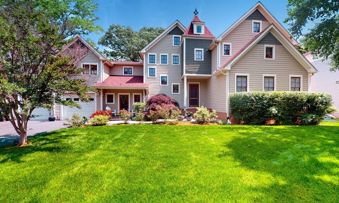 Annapolis Casa | 3-story, dog-friendly home near beaches with home theatre, grill & gaming tables