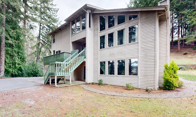North Bend Casa | 3-story home with private deck, bar/entertainment room, & W/D
