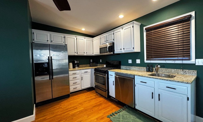 CUF Casa | 3-Story House with Rooftop Views in Cincinnati - AC, WiFi, 70" TV, & Smart TVs