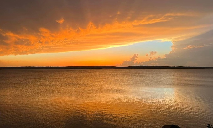 Lake Bridgeport Casa | 3 Story Lake house with views of lake front and back. Great for family gathering
