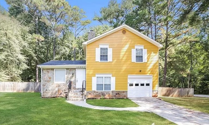 Ellenwood Casa | 3 Story leveled Corner Private Home with huge fenced backyard