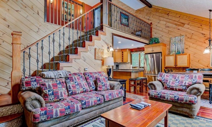 Bartlett Chalet De Esquí | 3 Story Mountainside Chalet - Storyland 5 min, hike, bears, waterfalls, explore