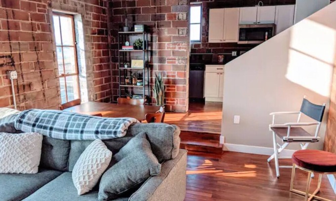 Downtown Apartamento | 3 STORY Penthouse-King Bed +Downtown Davenport