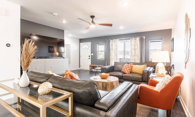 Dayton Casa | 3 Story River facing deck-3 miles to Cincinnati