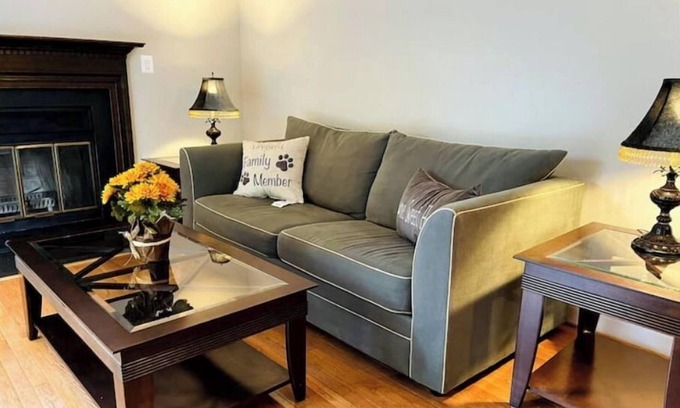 Herndon Casa | 3 Story SF Home - 5 BDR 3.5 Bath - Prime Location!