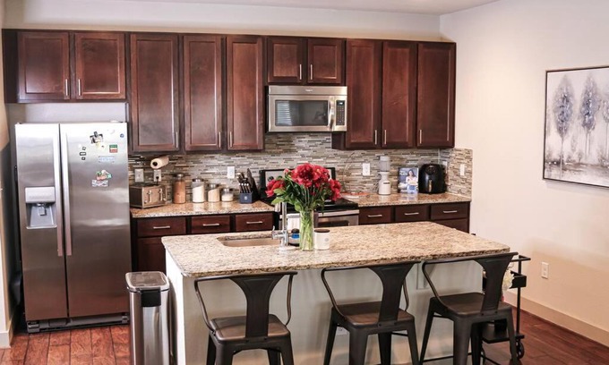 Memorial Apartamento | 3-Story Townhome in Memorial City, Attached Garage