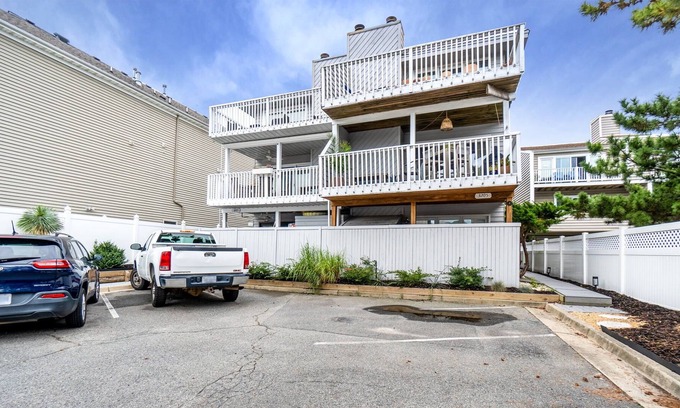 Northeast Virginia Beach Casa | 3 Story TownHouse Walking distance to the beach