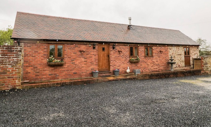 Chelmarsh Cabaña | 3 SUTTON BARN, with a garden in Bridgnorth