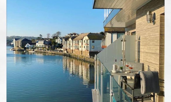 Kingsbridge Casa | 3 The Boatyard - Luxurious waterside 4 bed townhouse, lift, parking
