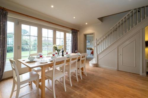 Thorpeness Casa | 3 The Coastguards, Thorpeness - Only a stones throw from the Beach and very close to famous boating Meare, Country Club and Golf Club - Aldeburgh Coastal Cottages