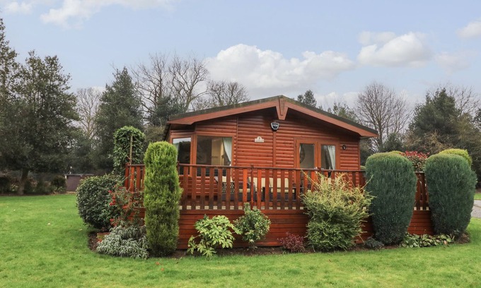 Cottingham Cabaña | 3 THE FAIRWAY, family friendly, with pool in Cottingham