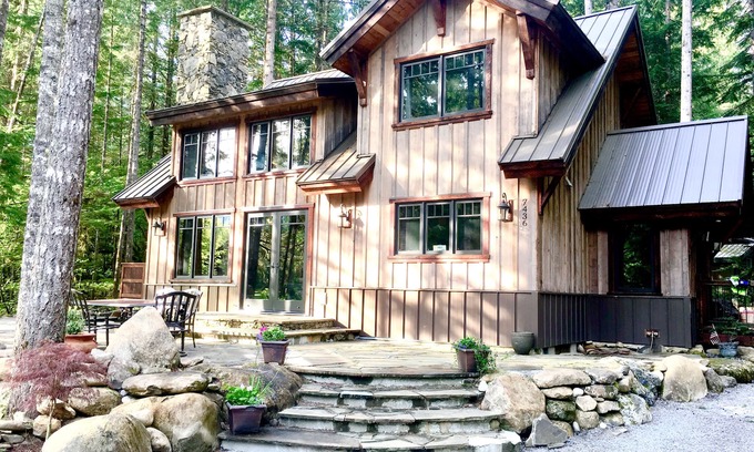 Warnick Cabina | The Knotty Lodge, Retiro de montaña de lujo, Glacier WA, Mt. Panadero, WiFi, Bañera de hidromasaje