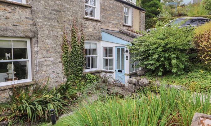 Lindale Cabaña | 3 TOWER VIEW, pet friendly, with open fire in Grange-Over-Sands