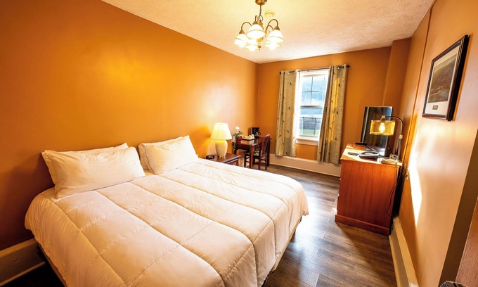 Shawnee On Delaware Hotel | 3 Units | Relaxing Retreat Near Nature Trails & Golf Course | Perfect Getaway