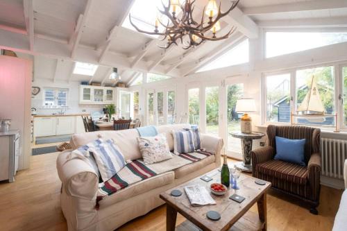 Thorpeness Casa | 3 Uplands, Thorpeness - Sleeps 3, Close to Beach, Boating Lake, Thorpeness Golf Club and Country Club - Aldeburgh Coastal Cottages