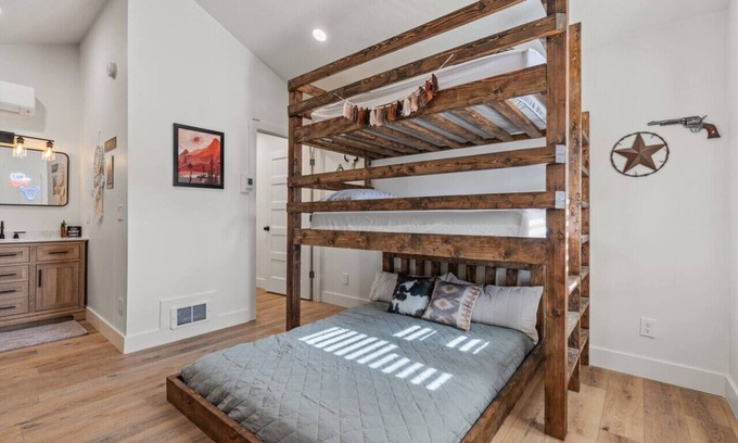 St. Charles Cabina | #3 Wild West Cabin! Newly Remodeled! AC! Sleeps 4!