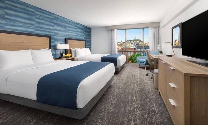 Fisherman's Wharf Casa | 3 x City View Two Queens Room at Hotel Caza