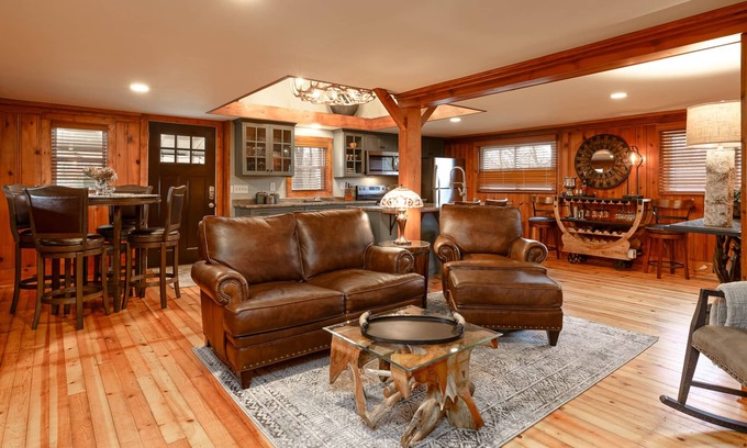 North Royalton Cabina | 30-Acre Horse Ranch Upscale Cabin W/Pool, Otdr. Fireplace, Trails, River & Pond