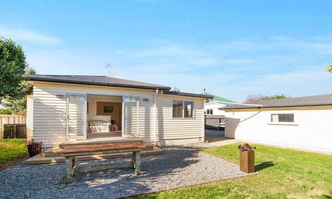 Martinborough Cabaña | 30 Colonia - Martinborough Holiday Home