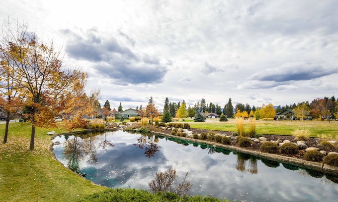 Bigfork Condominio | 30-day rental w/work space, outdoor fireplace & A/C, near Flathead Lake - Mill Creek Retreat