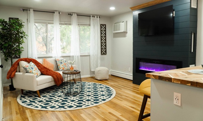 Roselawn Finance Apartamento | 30 Day + Stay, 2B/ 1B w/ Indoor Garage, Wet Bar