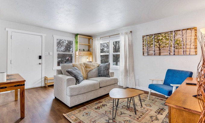Central Colorado Springs Apartamento | 30 Day Stay Comfortable Home Close to Everything
