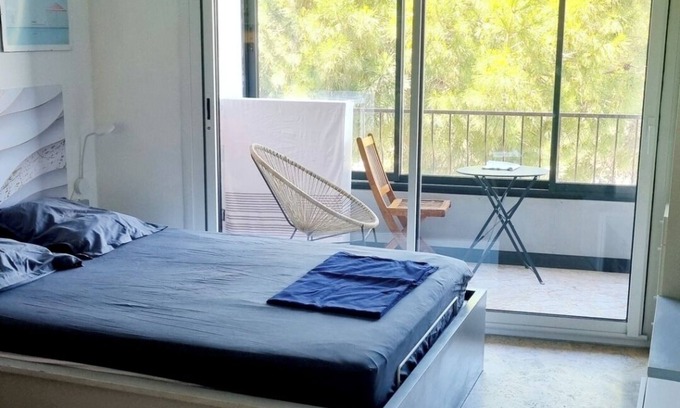 Sanary-sur-Mer Apartamento | 30 m2 apartment. Located 9 minutes' walk from the port, city center and beaches.